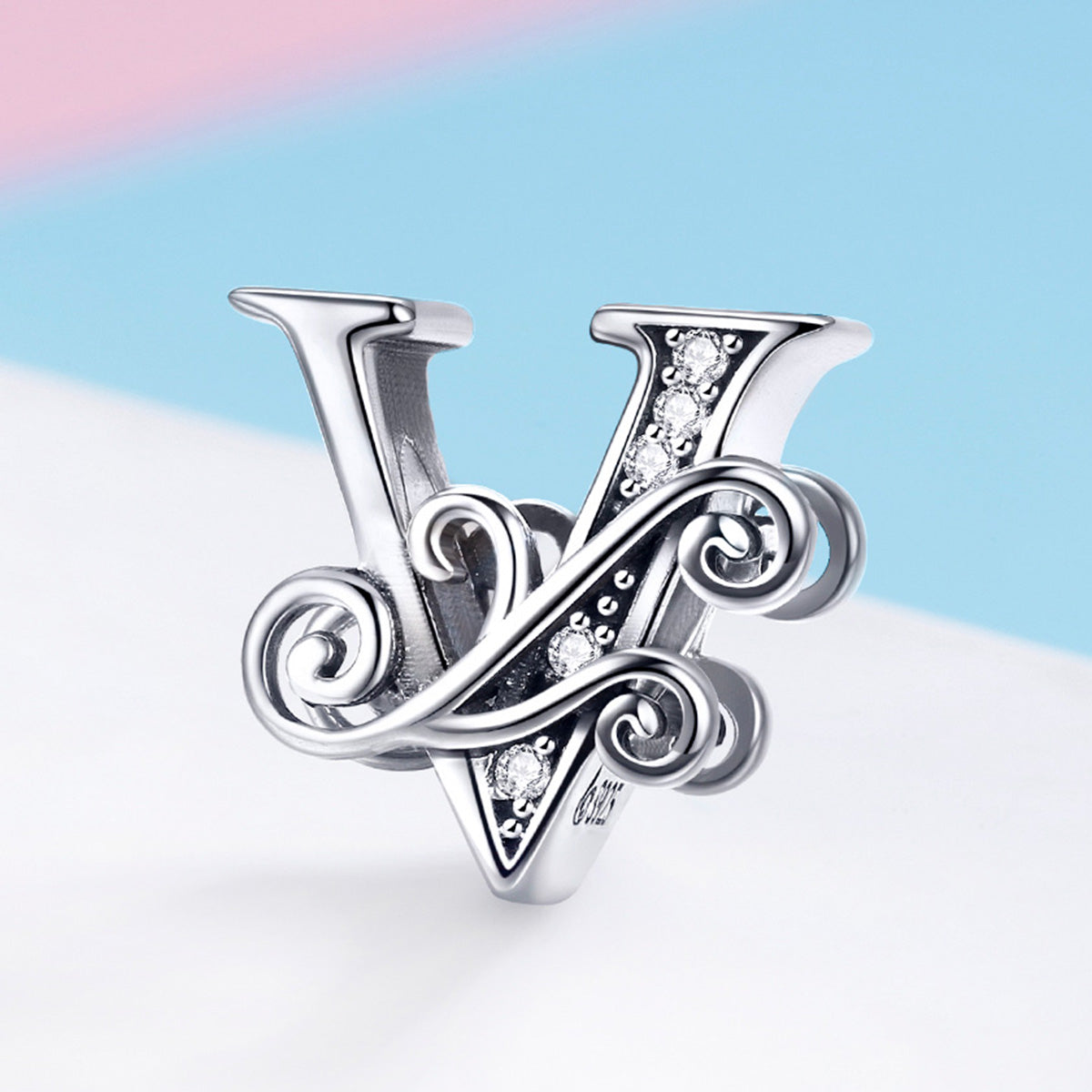 Charm "Iniziale V" 🦋