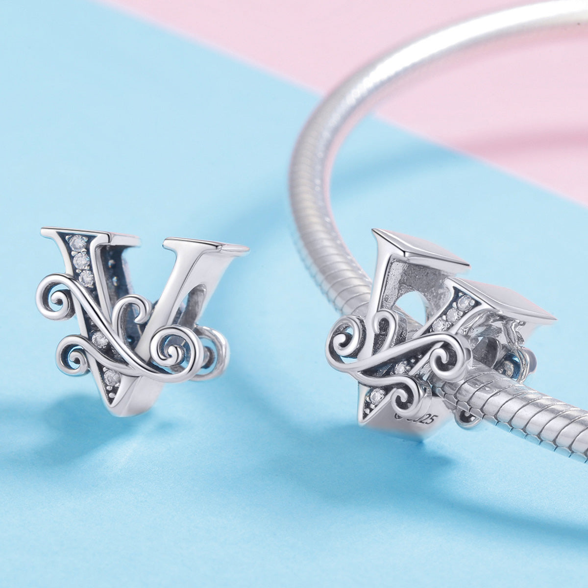 Charm "Iniziale V" 🦋
