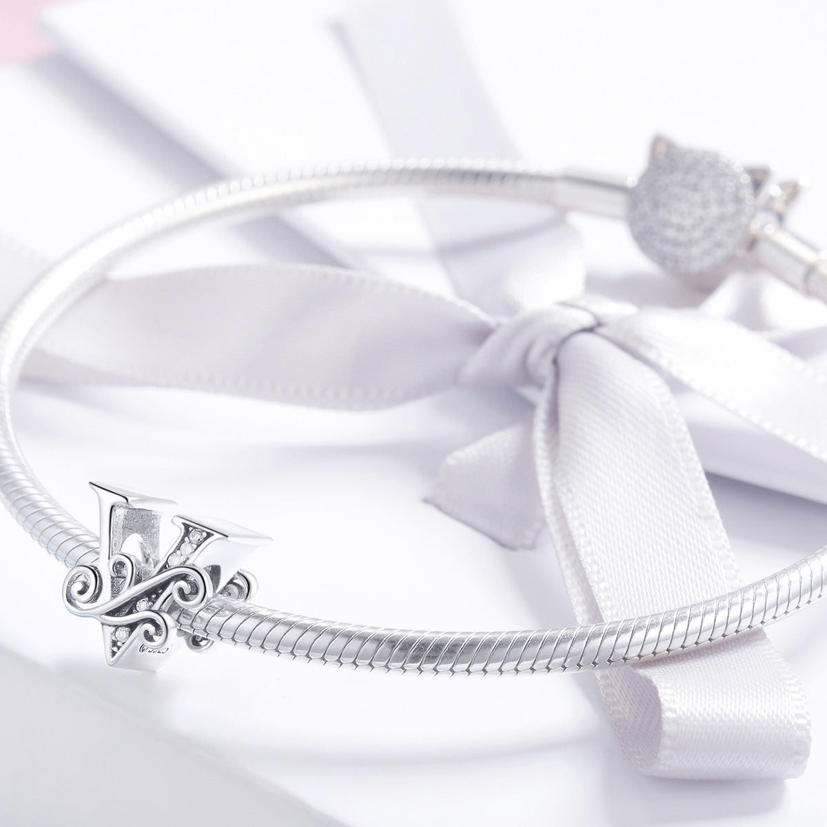 Charm "Iniziale V" 🦋